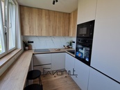 Prodej bytu 2+1se zasklenou lodžií, po luxusní rekonstrukci, 11NP/11NP, 50 m2, na ul. Dr. Martínka, Ostrava - Hrabůvka, cena 3230000 CZK / objekt, nabízí 